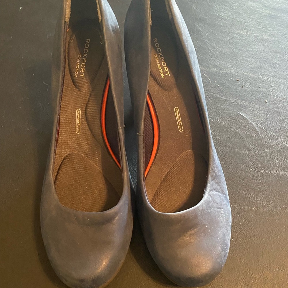 Women’s “ROCKPORT” Total Motion Size 9.5 Navy Blue 3in” Heels. Basically New!